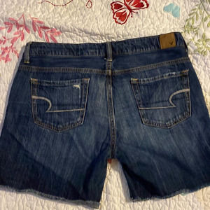American eagle distressed looking blue Jean shorts. Size 6
